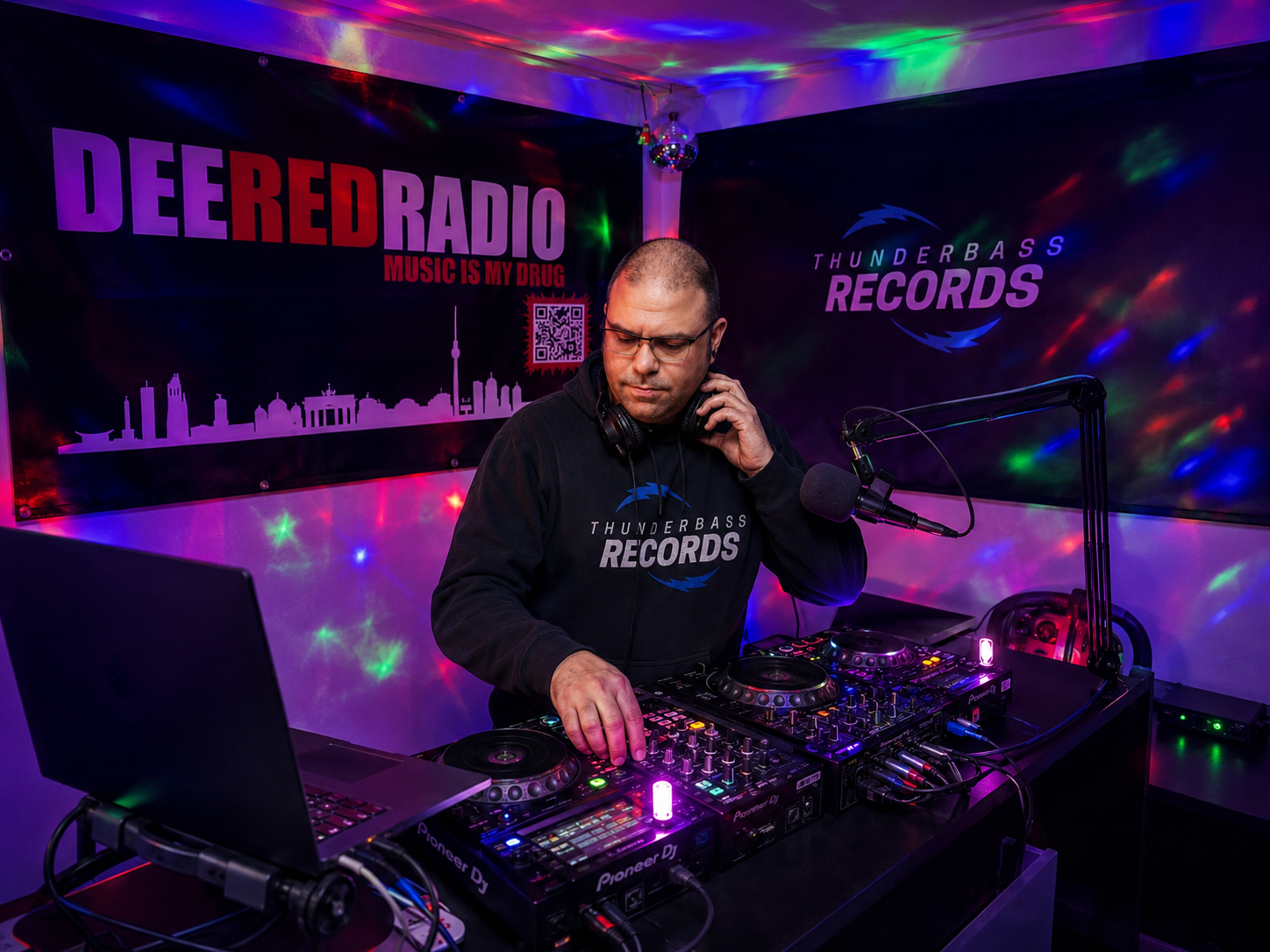 Deejay Tronixx im Studio bei DeeRedRadio
